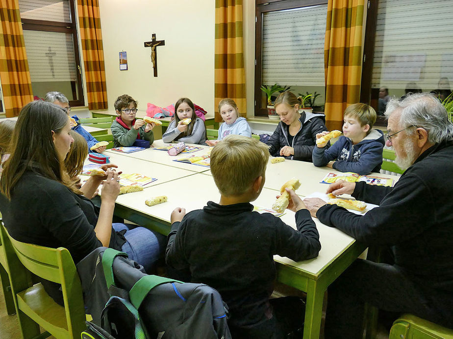 Symbolische Mantelteilung mit den Kommunionkindern (Foto: Karl-Franz Thiede)